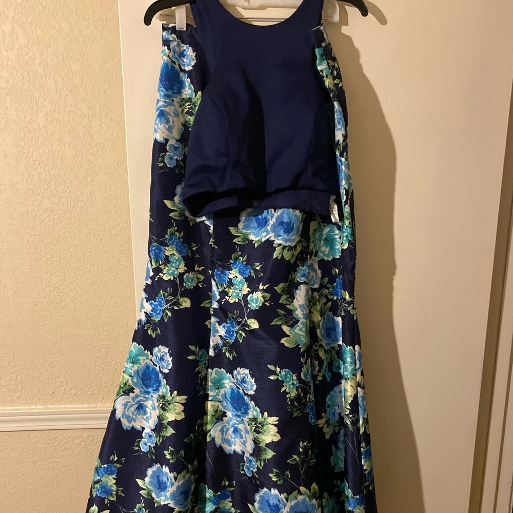 Mermaid Style 2-piece floral prom dress